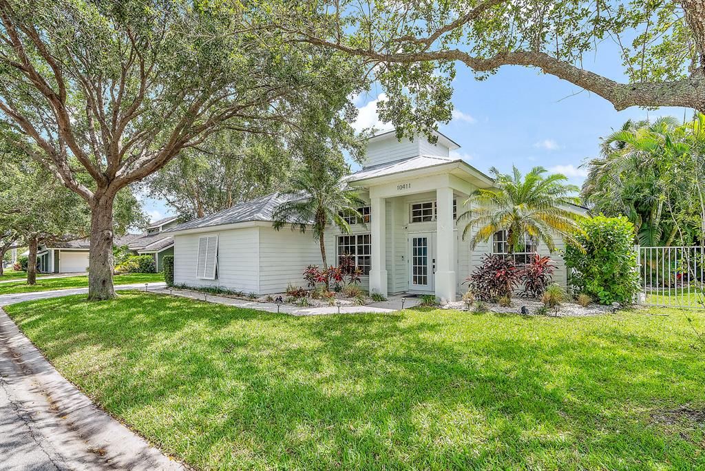 Photo of 10411 SE Jupiter Narrows Drive, Hobe Sound, FL 33455 (MLS # R10884896)