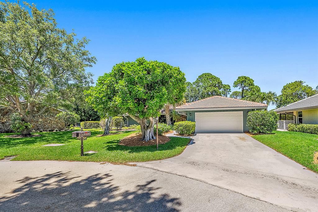 Photo of 3328 Pine Hill Trail, Palm Beach Gardens, FL 33418 (MLS # R10886077)