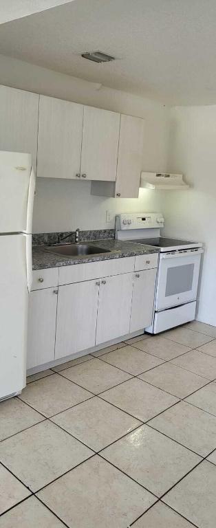 PALM BEACH FARMS CO 7 - Residential Lease