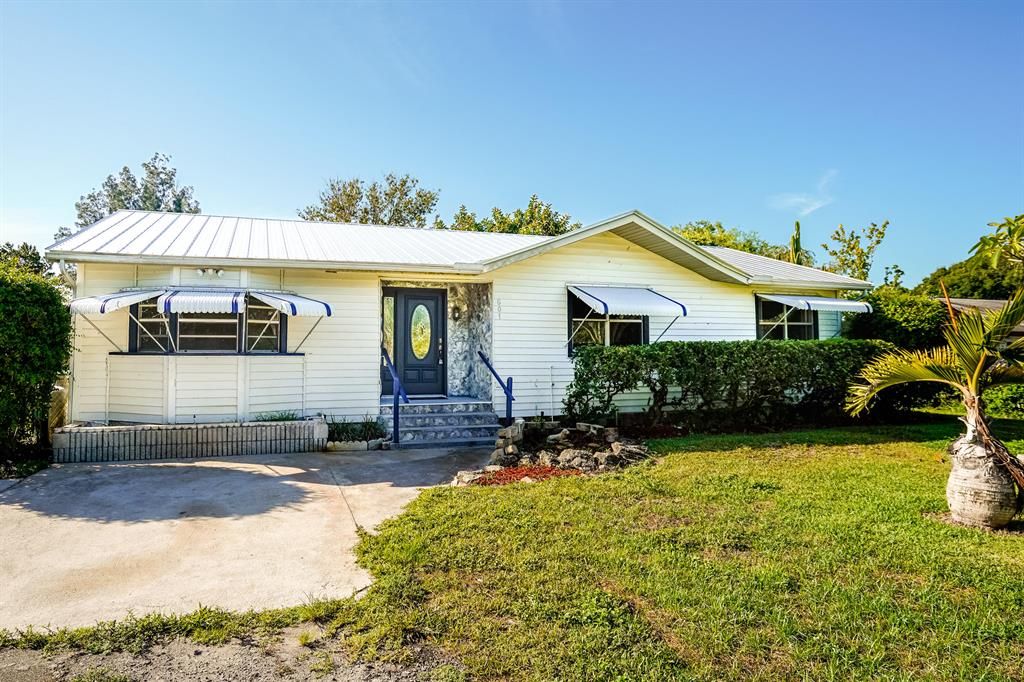 Photo of 601 Gregory Street, Fort Pierce, FL 34982 (MLS # R10825017)