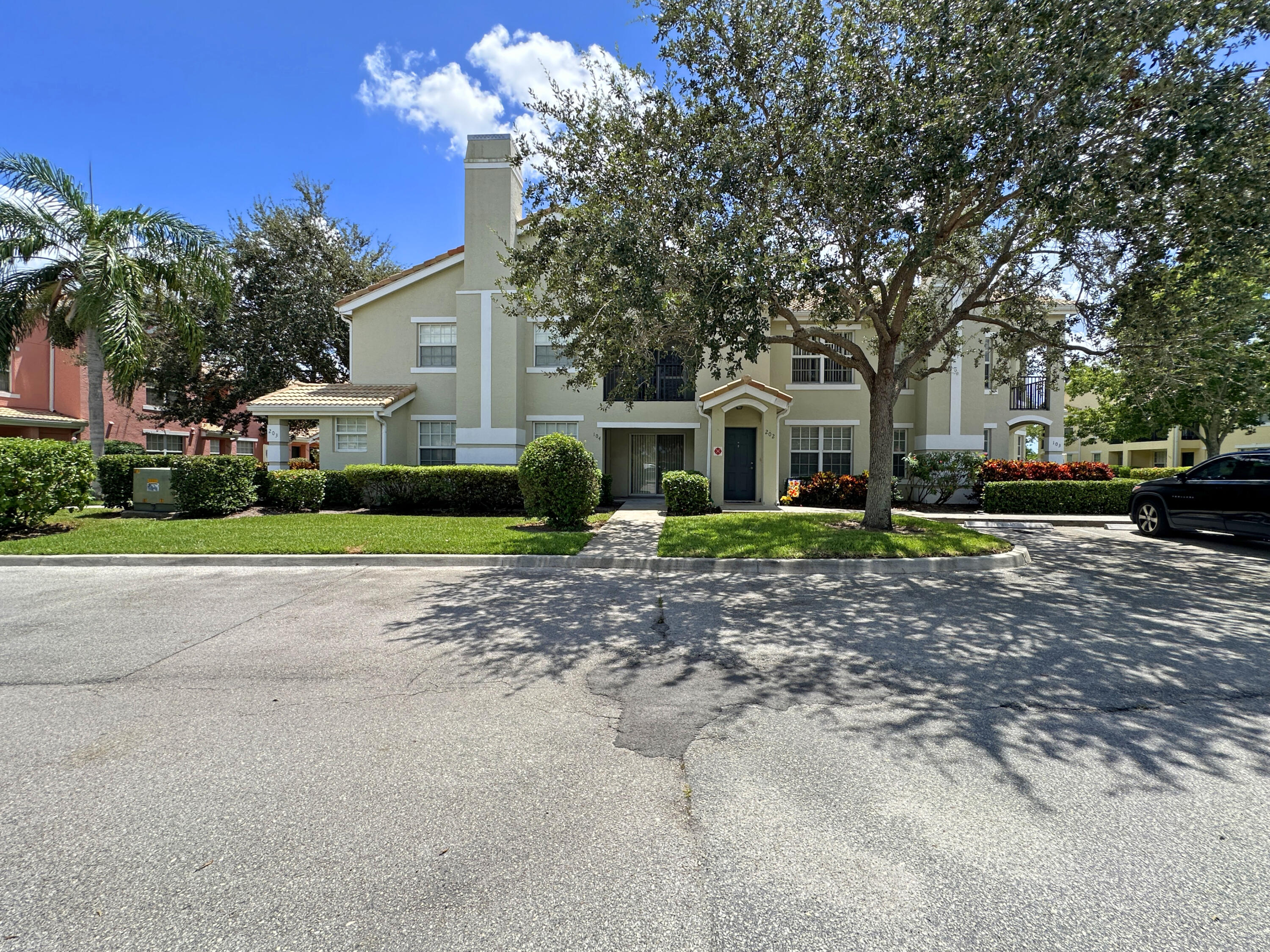 Beautiful & spacious 2b/2b unit with lots of storage, windows provide ample natural light. Unit has stainless steel appliances, granite counter tops, full-size washer & dryer, tile throughout & plush carpet in bedrooms. Unit comes with one assigned parking space. Beautifully landscaped and well-maintained gated community which offers a resort-style heated swimming pool & spa, 24-hour fitness center, tennis court, multi-media room, valet trash service. Short walk away to restaurants, shopping, entertainment, Met's Stadium; 5 min drive to golf courses, Tradition, IRSC. Right off I-95, < 30 min to beaches, parks, recreational waterways for boating & fishing, 45 min to PBI Airport.