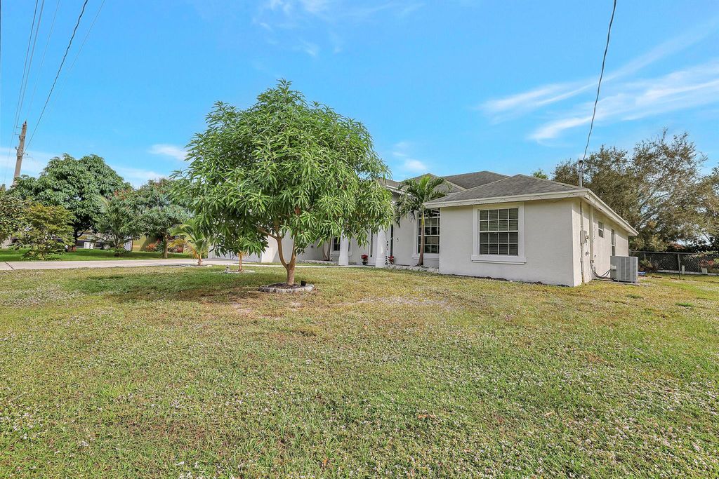Photo of 442 SW Tulip Boulevard, Port Saint Lucie, FL 34953 (MLS # R10942354)