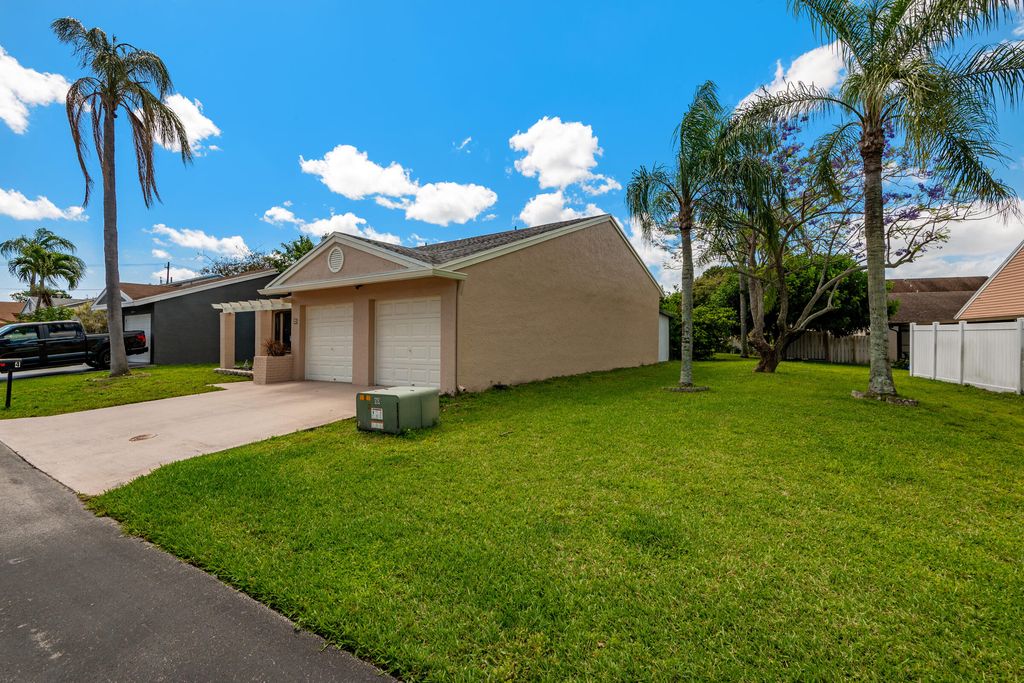 Photo of 4 Verwood Way, Boynton Beach, FL 33426 (MLS # B26018573)