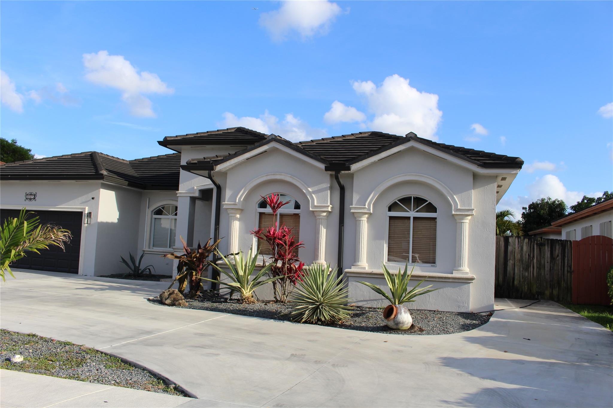 EDEN LAKE ESTATES - Residential