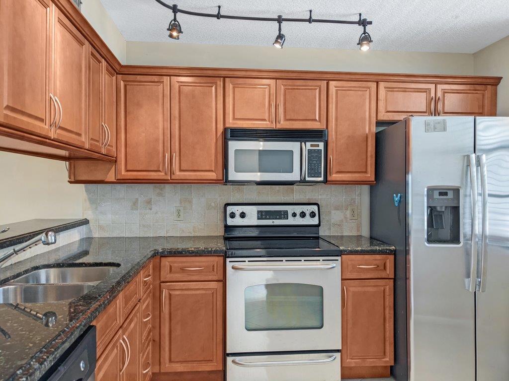 3520 Whitehall Drive 203, West Palm Beach, FL, 33401/$259,000 4 3520 Whitehall Drive 203