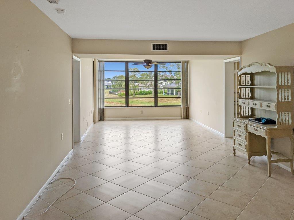 3520 Whitehall Drive 203, West Palm Beach, FL, 33401/$259,000 1 3520 Whitehall Drive 203
