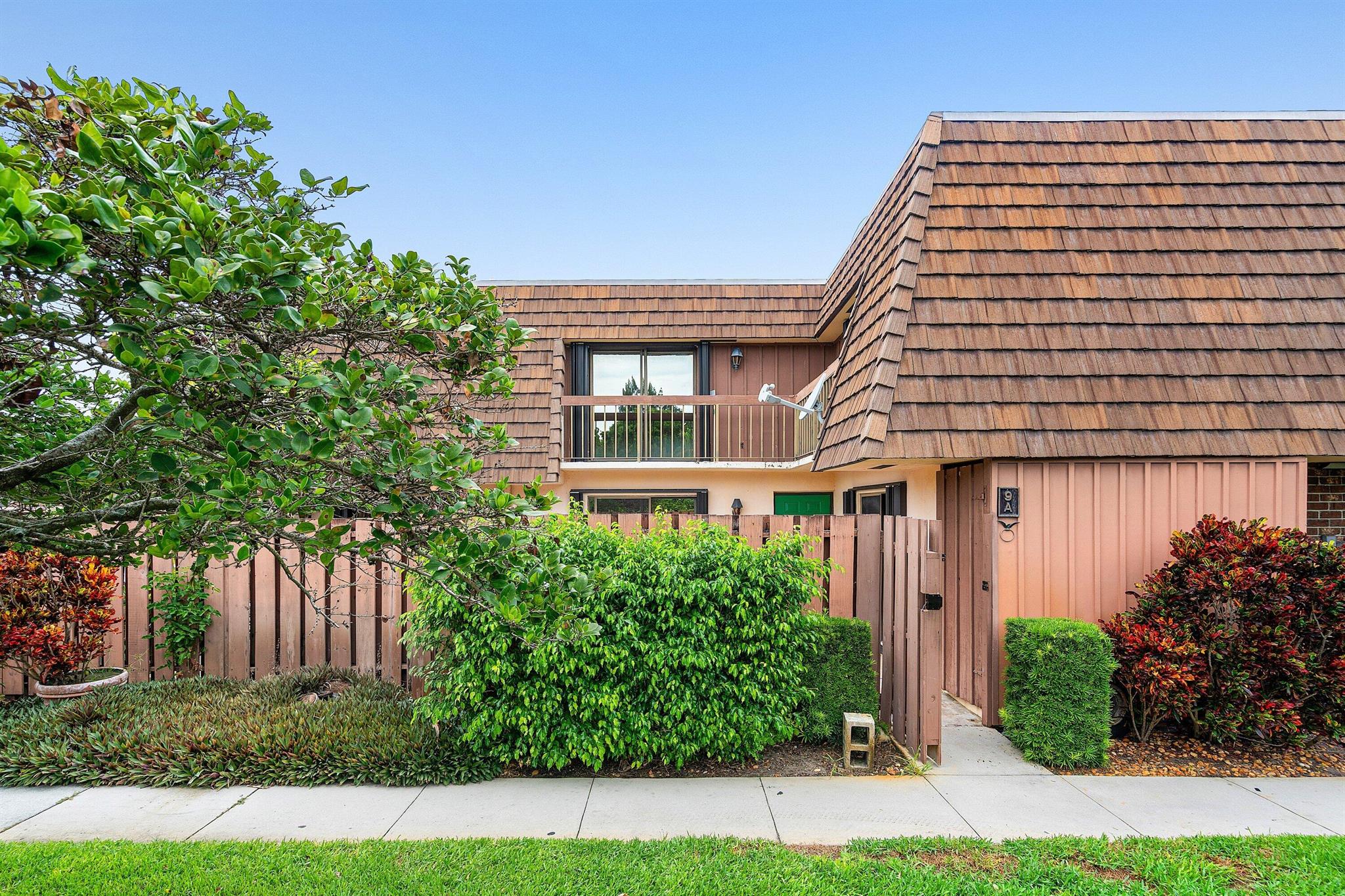 Great golf community with no membership fees. 2 bedroom with a den that can also be used as a third bedroom. 2 master bedrooms upstairs and a half bath down. Great location close to everything and a walk away from PBCC.