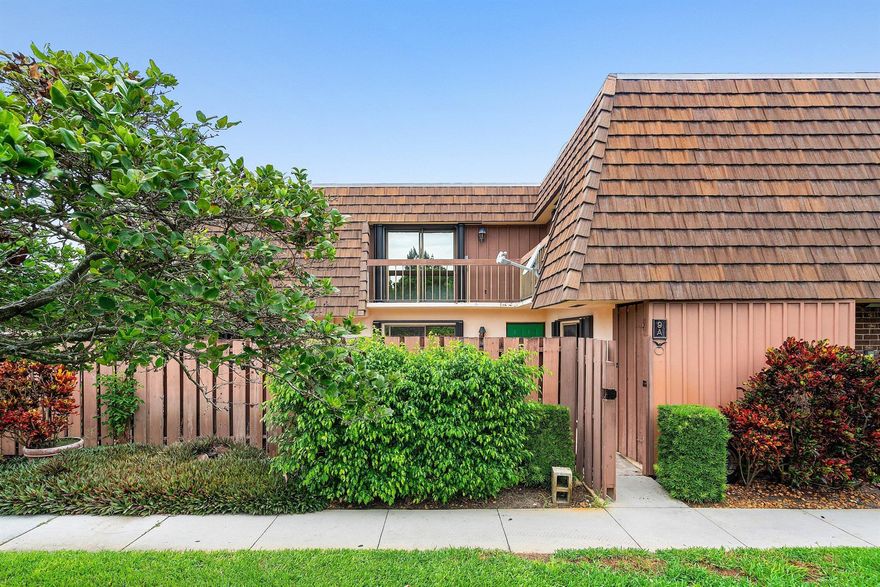 Great golf community with no membership fees.  2 bedroom with a den that can also be used as a third bedroom.  2 master bedrooms upstairs and a half bath down.  Great location close to everything and a walk away from PBCC.