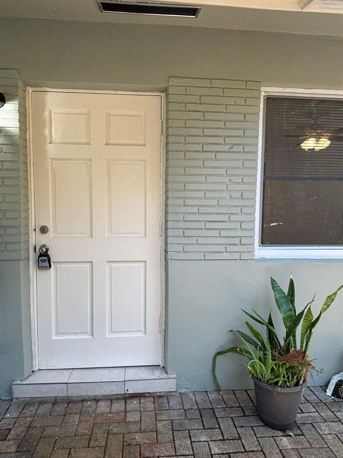 Lauderdale Park 6-33 1/2 - Residential Lease