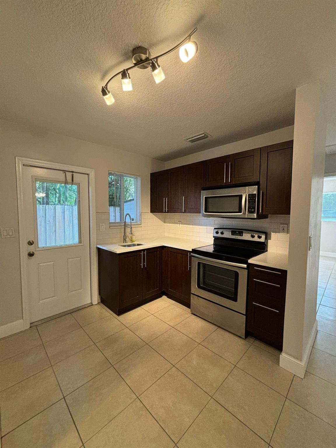 Lauderdale Park 6-33 1/2 - Residential Lease