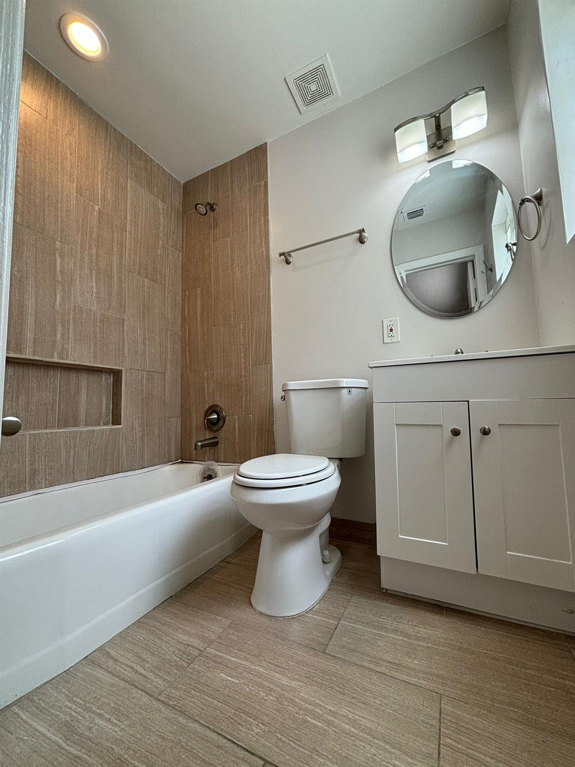 Lauderdale Park 6-33 1/2 - Residential Lease