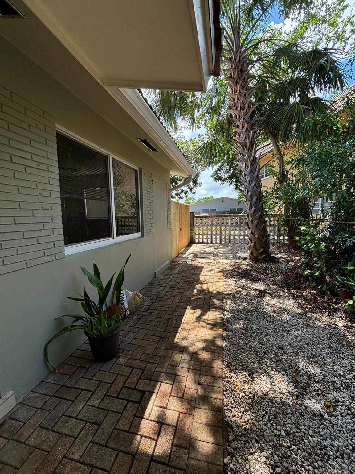 Lauderdale Park 6-33 1/2 - Residential Lease