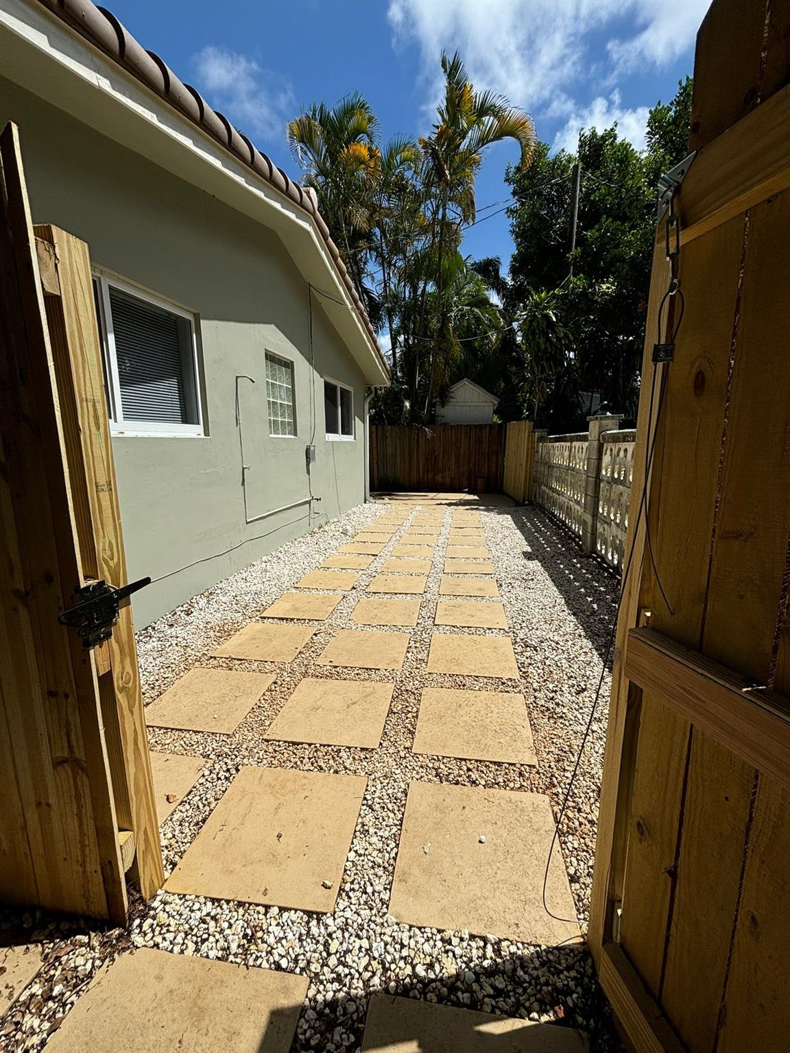 Lauderdale Park 6-33 1/2 - Residential Lease