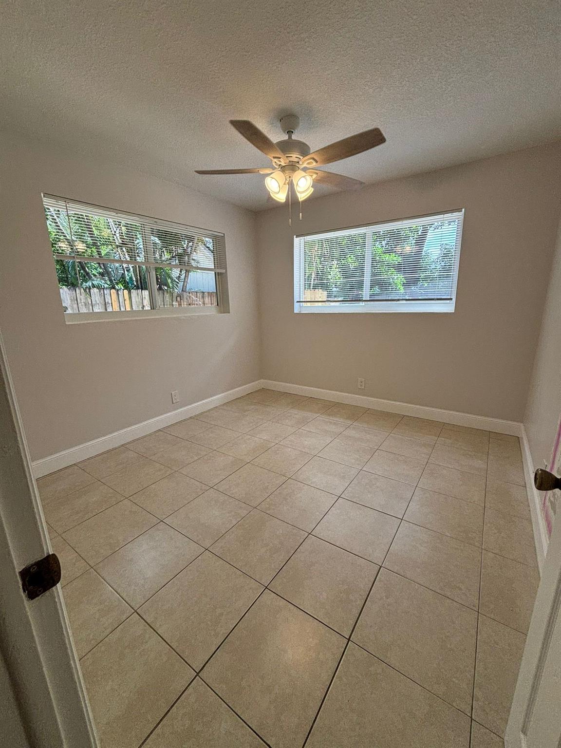 Lauderdale Park 6-33 1/2 - Residential Lease