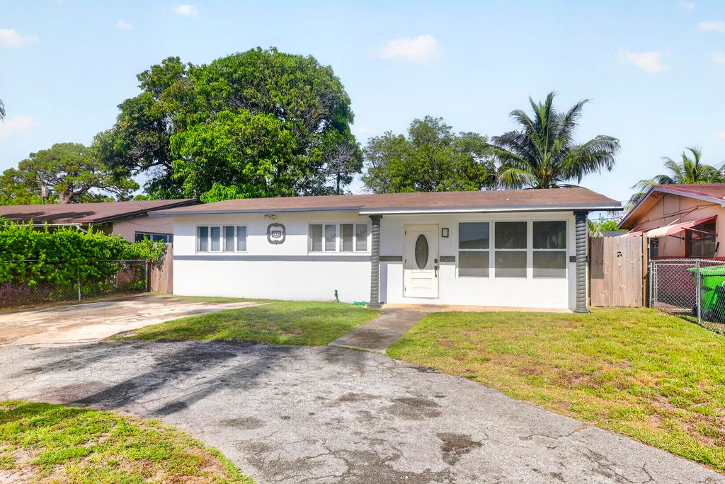 Photo of 533 NW 17TH Avenue, Fort Lauderdale, FL 33311 (MLS # B26057577)