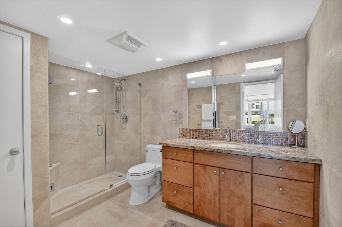 BARCLAY CONDO - Residential