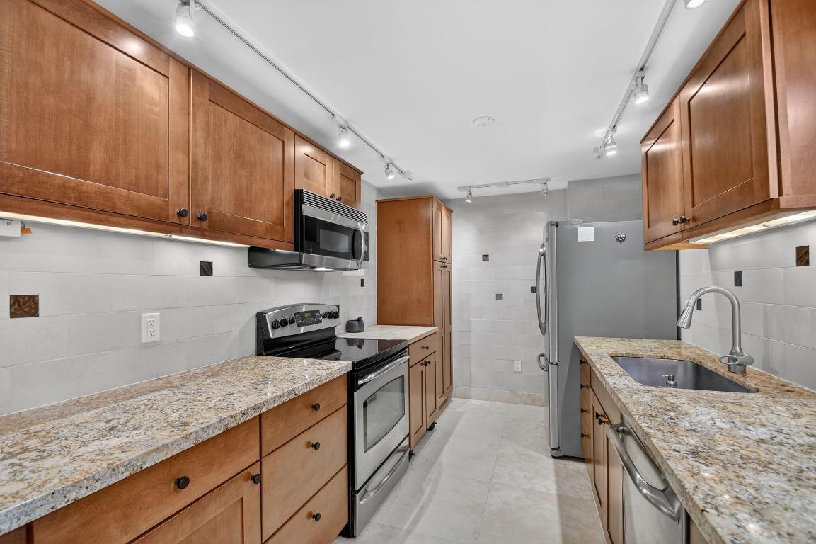 BARCLAY CONDO - Residential