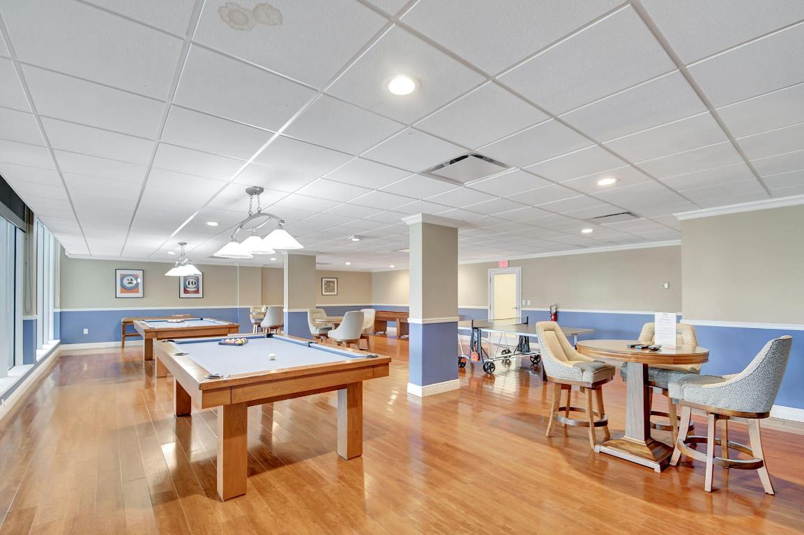 BARCLAY CONDO - Residential