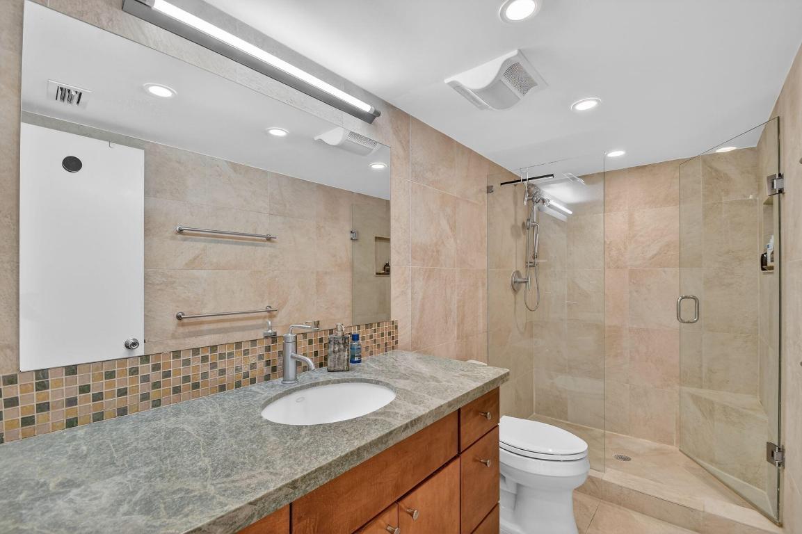 BARCLAY CONDO - Residential