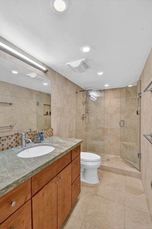 BARCLAY CONDO - Residential