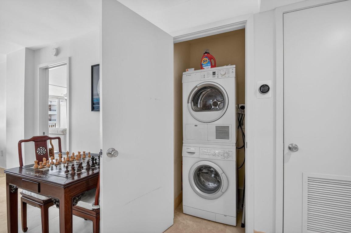 BARCLAY CONDO - Residential