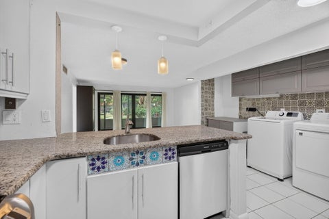 Tiny photo for 301 N Pine Island Road #162, Plantation, FL 33324 (MLS # B26086930)