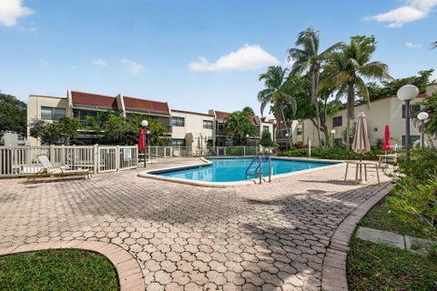 Tiny photo for 301 N Pine Island Road #162, Plantation, FL 33324 (MLS # B26086930)