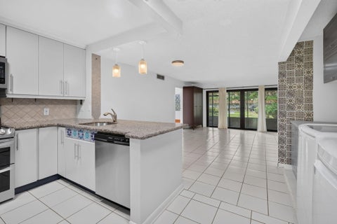 Tiny photo for 301 N Pine Island Road #162, Plantation, FL 33324 (MLS # B26086930)