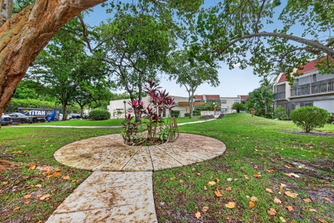 Tiny photo for 301 N Pine Island Road #162, Plantation, FL 33324 (MLS # B26086930)