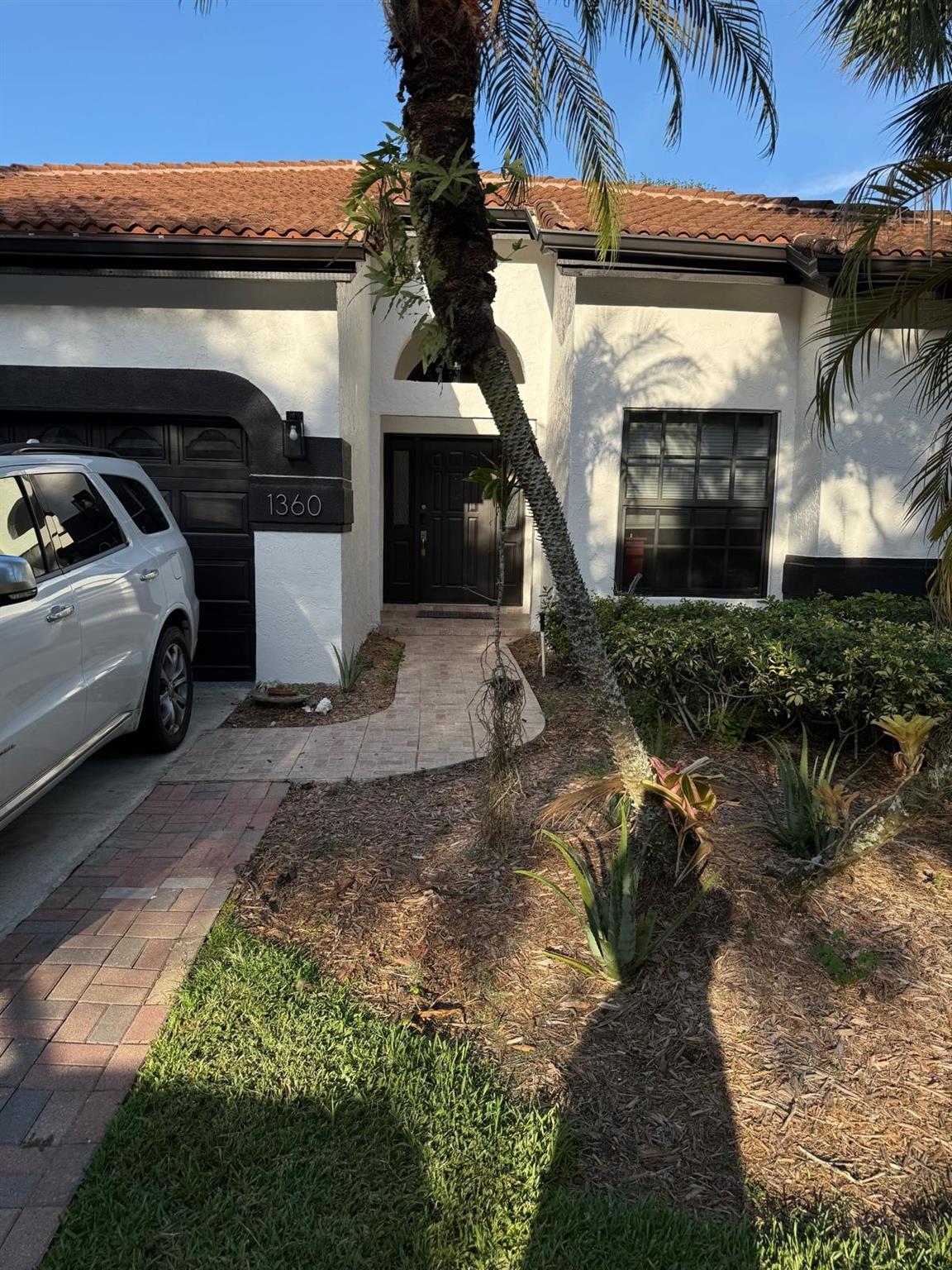 This stunning single story Lake Front Home is a 3/2 with open floor plan, cathedral ceilings, Impact doors & windows. Tile and wood floors. Owner is installing new A/C unit. Huge Walk in closet in master with dual sink & shower. Super Brick back patio. All appliances and fans included. Walking distance to wonderful Deicke Park. Fountain springs club house amenities are heated pool, hot tub, Barbecue area, tables and chairs,Banquet Hall that can be rented for parties, exercise classes.
Walking distance to near by Publix, Winn-Dixie, CVS and restaurants. Top rated elementary schools, Central Park Elementary, Plantation Middle school and Plantation High School.
Owner pays American Home Shield for services on all appliances including AC . The renter pays only $100 per service call.