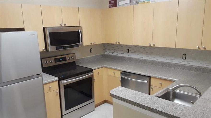 Beautiful 1/1 Apartment, Stainless steel appliances tile floor, washer and dryer in unit, first floor. Close to shops, restaurants and main highways. Water, sewer and trash included in rent. Community features a well equipped gym, pool, hot tub, tennis and basketball court.