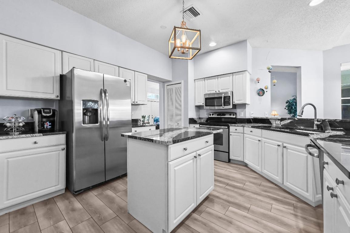 LEGEND LAKE ESTATES - Residential