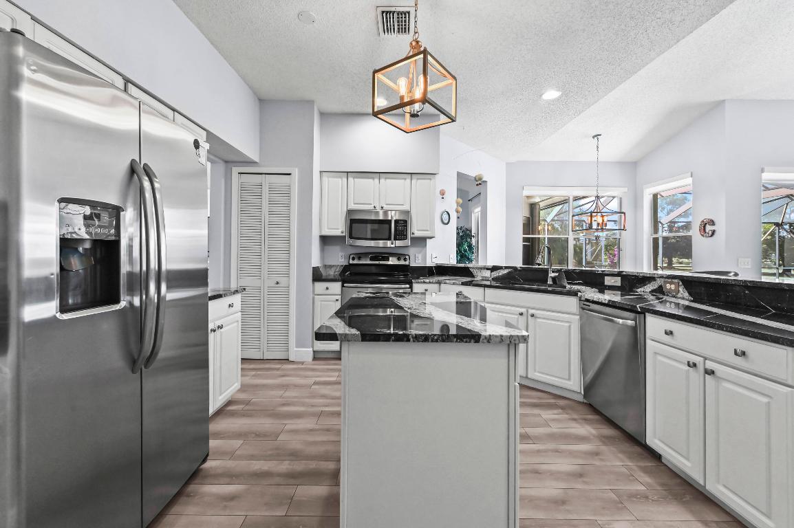 LEGEND LAKE ESTATES - Residential