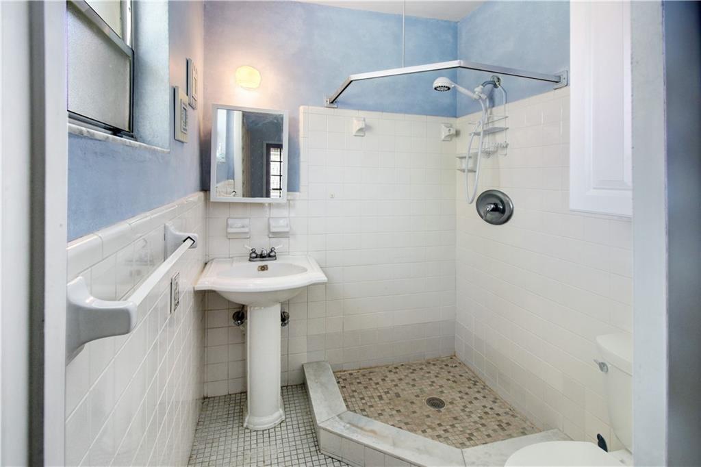 Cresthaven 11 53-41 B - Residential