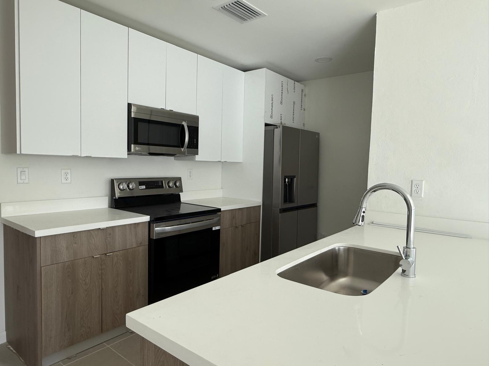 HOLLYWOOD LITTLE RANCHES - Residential Lease