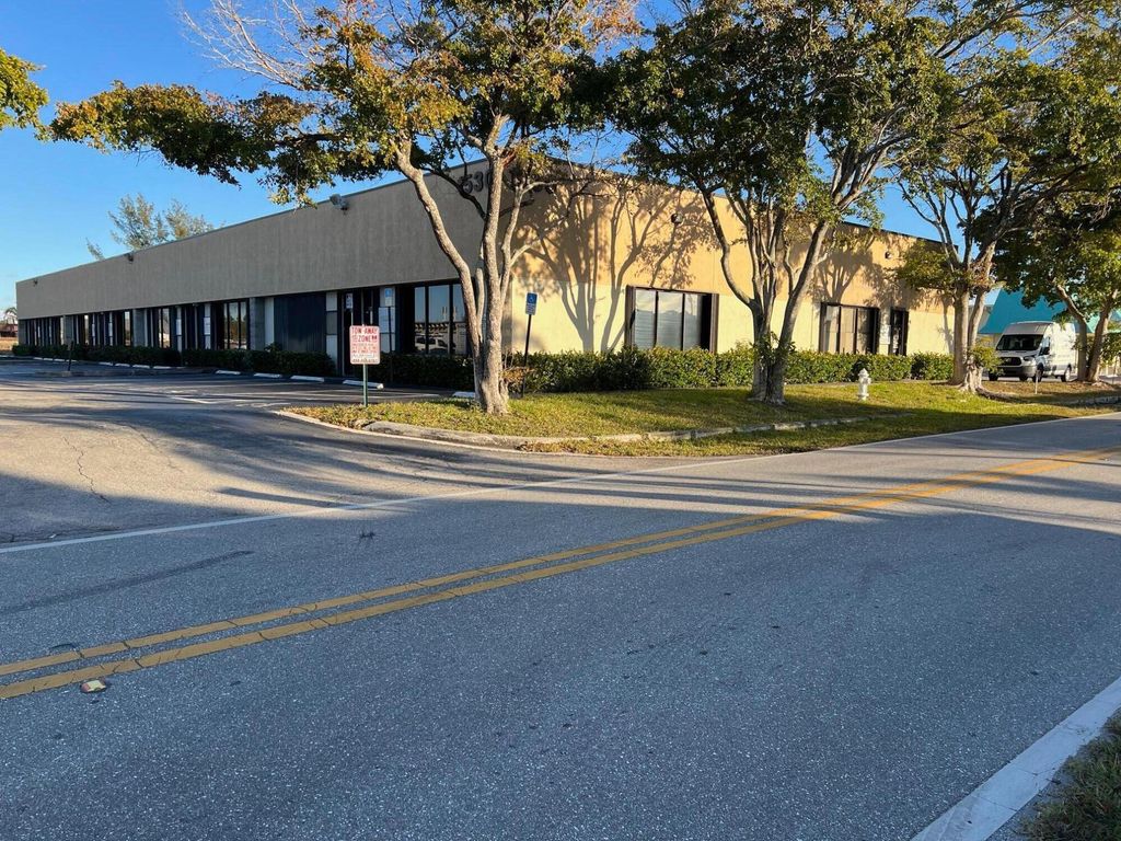 Photo of 1530 S Cypress Drive #B, Jupiter, FL 33469 (MLS # B26024131)