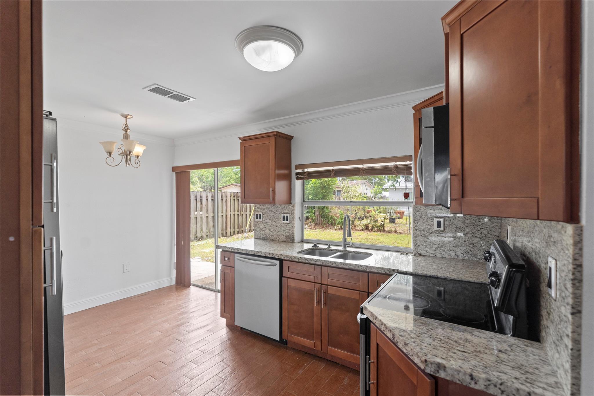 8470 NW 28th St, Sunrise, FL, 33322/$475,000 4 8470 NW 28th St