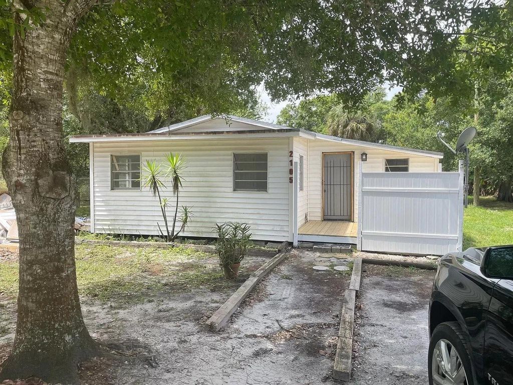 Photo of 2105 S 37th Street, Fort Pierce, FL 34947 (MLS # F10433208)