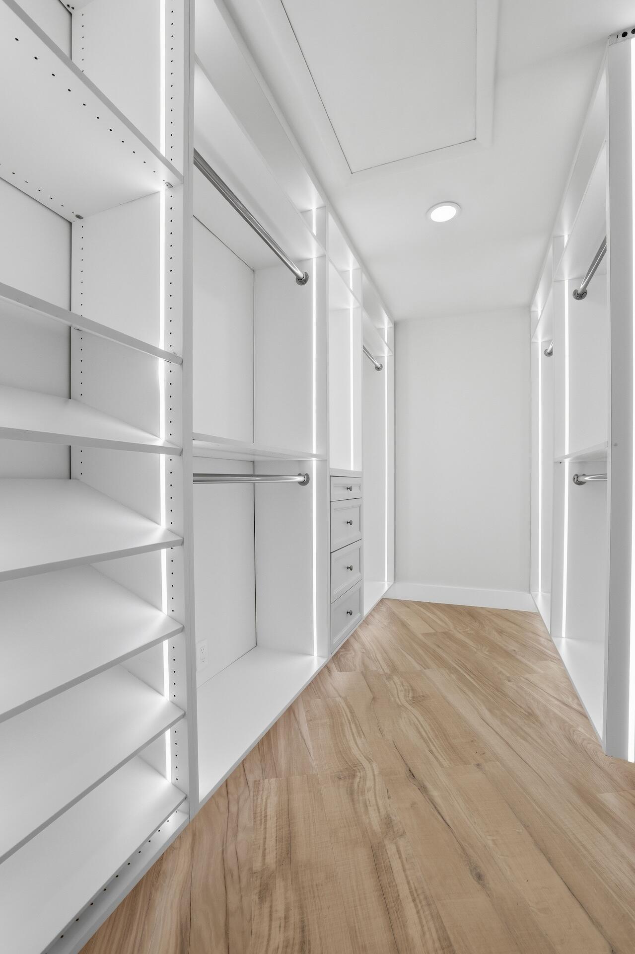 BANYAN LAKES - Residential