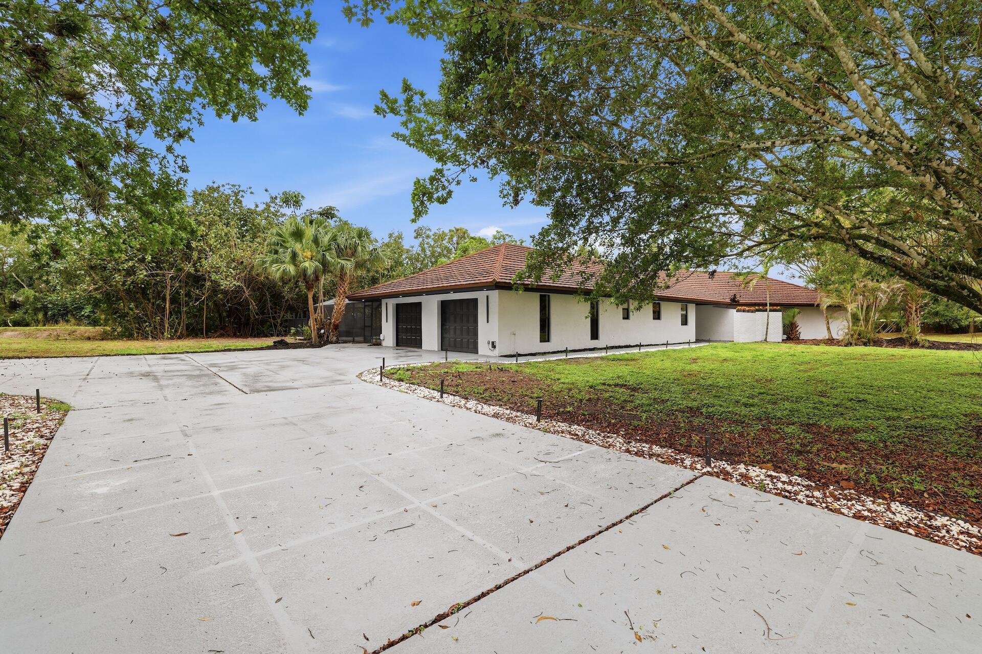 BANYAN LAKES - Residential