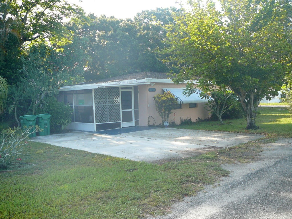 Photo of 2101 S 33rd Street, Fort Pierce, FL 34947 (MLS # R11112547)