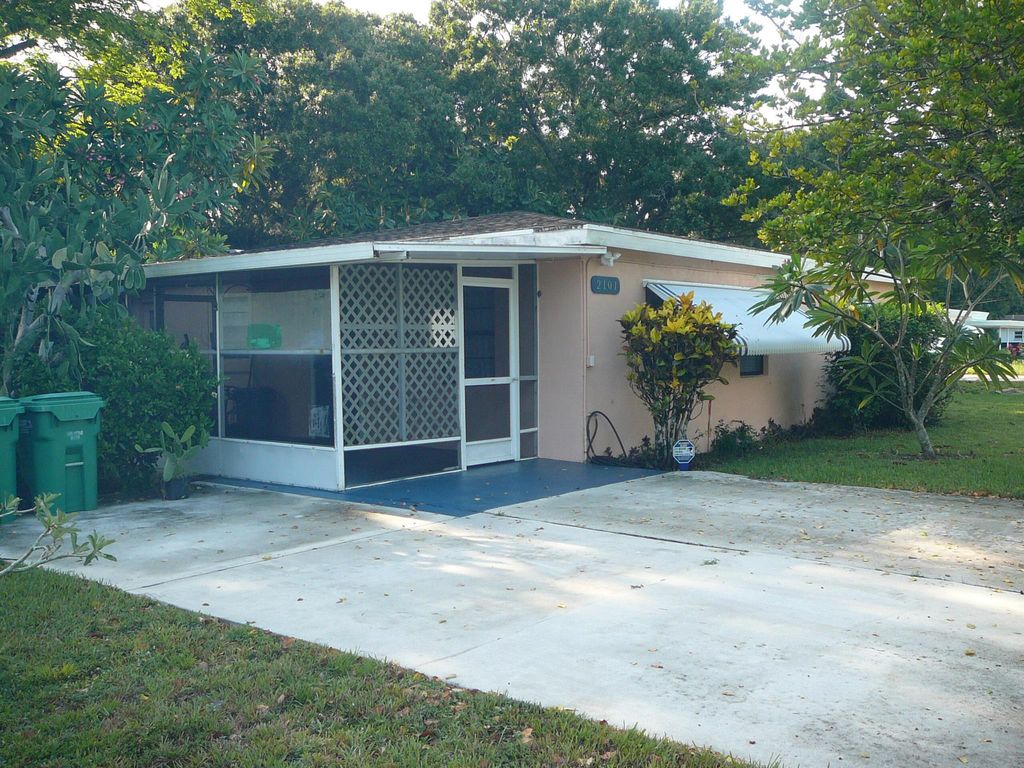 Photo of 2101 S 33rd Street, Fort Pierce, FL 34947 (MLS # R11112547)