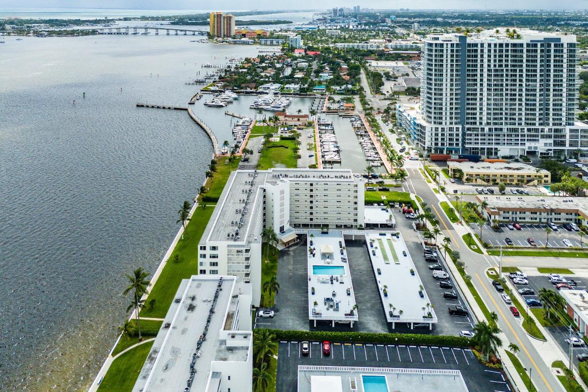 LAKE HARBOUR TOWERS CONDO - Residential