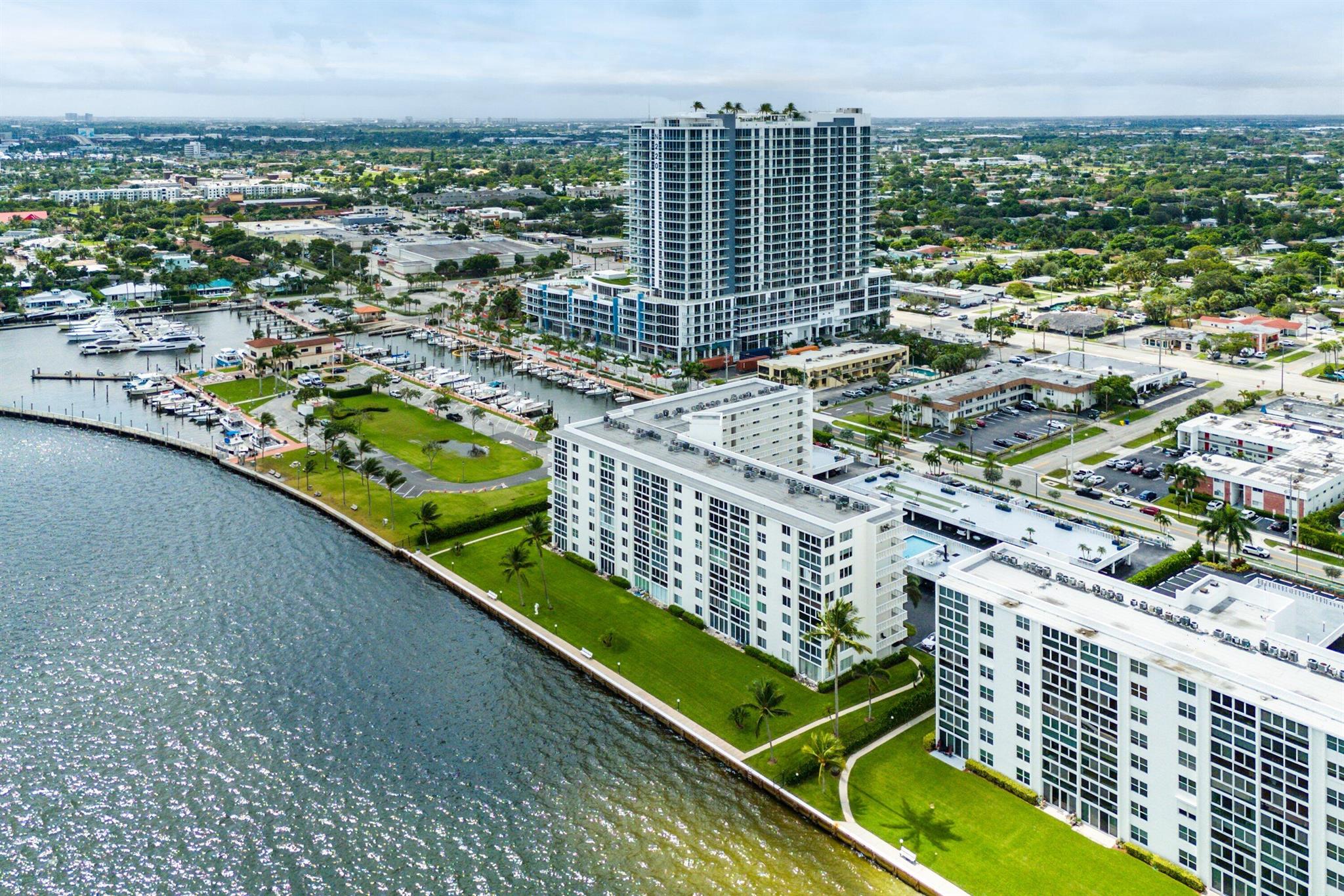 LAKE HARBOUR TOWERS CONDO - Residential