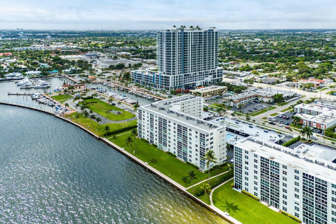 LAKE HARBOUR TOWERS CONDO - Residential