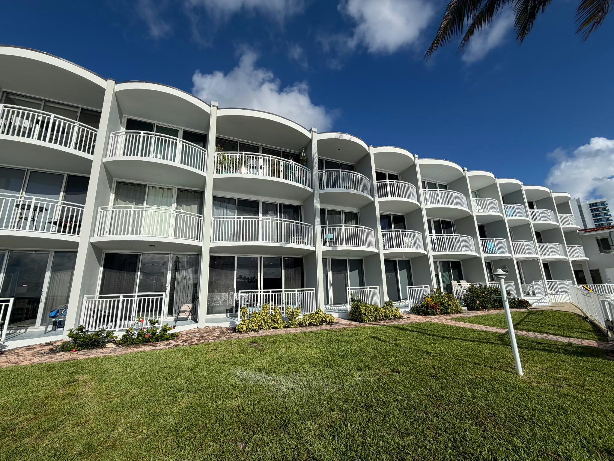 HILLSBORO SHORES EXECUTIVE - Residential