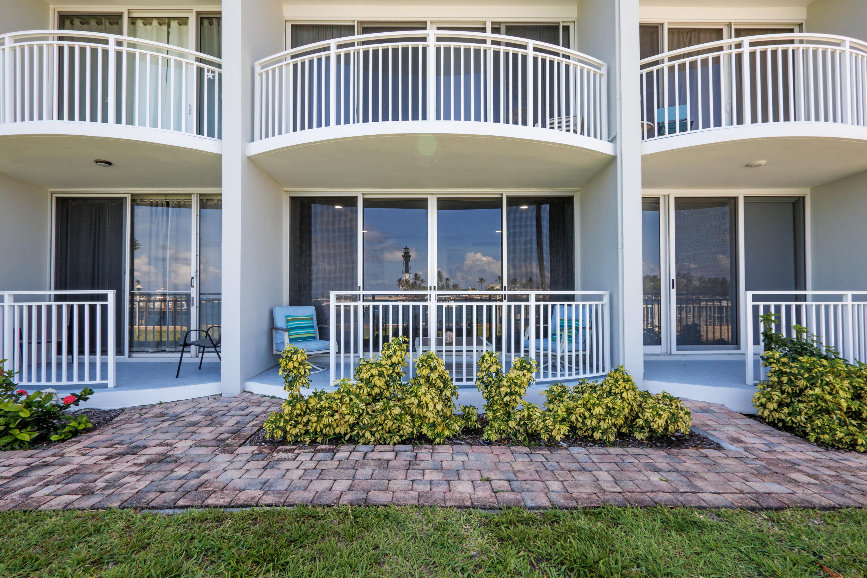 HILLSBORO SHORES EXECUTIVE - Residential