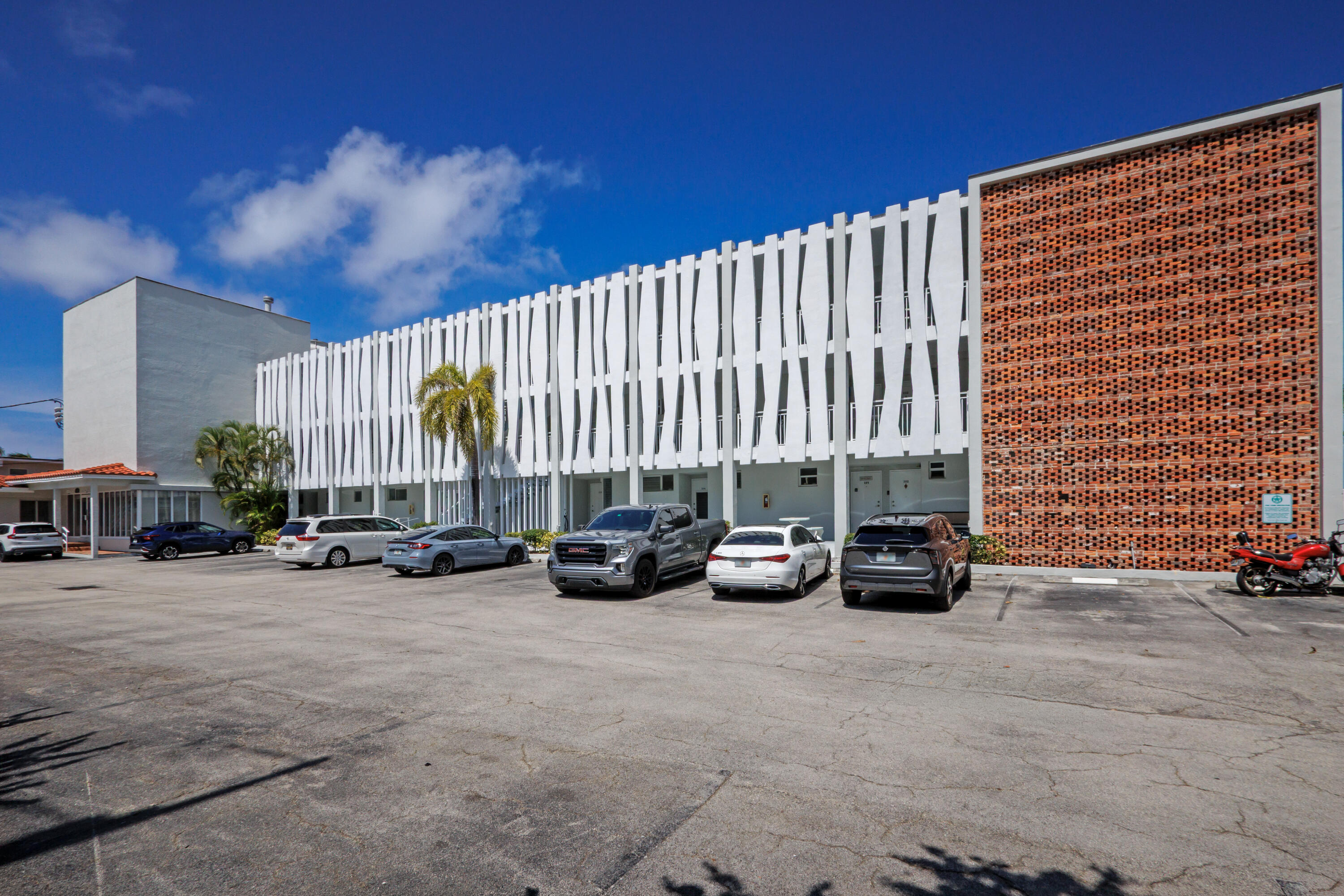 HILLSBORO SHORES EXECUTIVE - Residential
