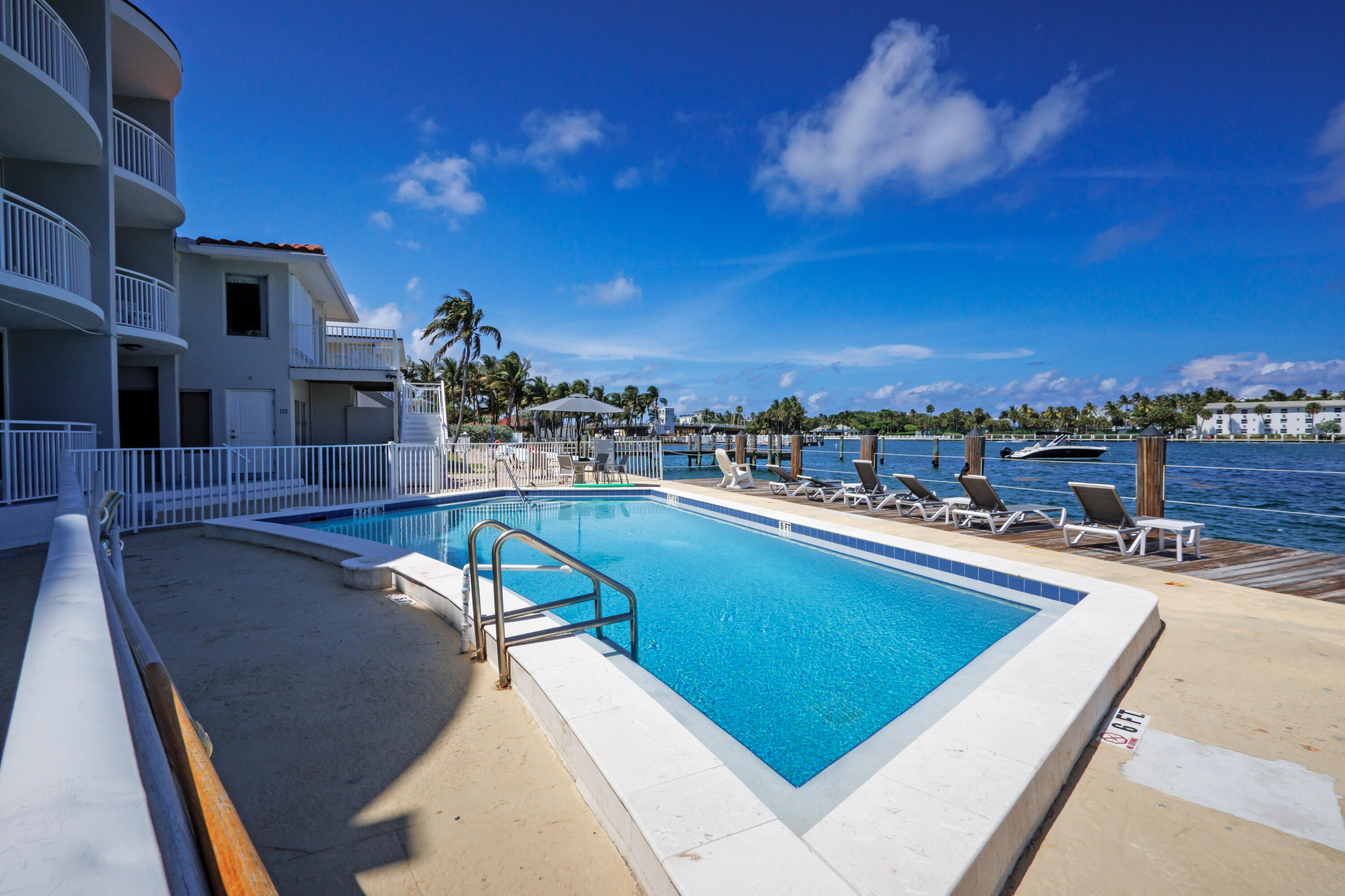 HILLSBORO SHORES EXECUTIVE - Residential