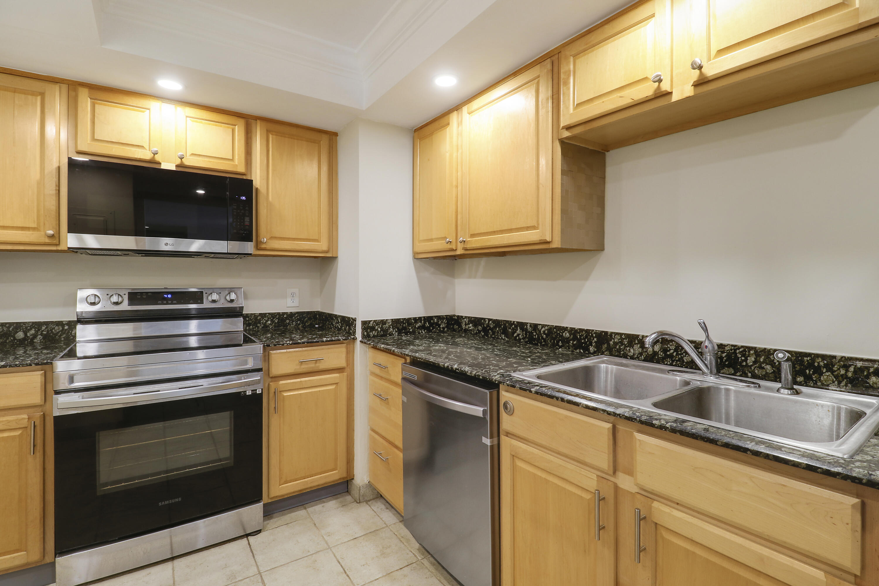 PALM BEACH HOUSE CONDO - Residential